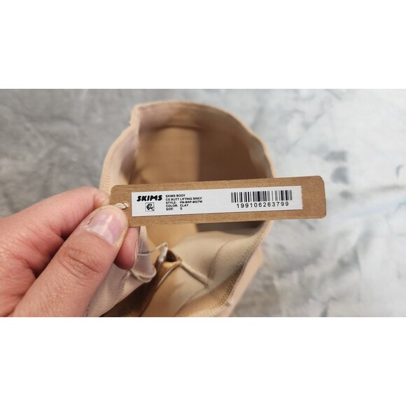 Skims Clay Beige Small Body CS Butt Lifting Briefs PN-BRF-8527W NWT - Picture 3 of 5